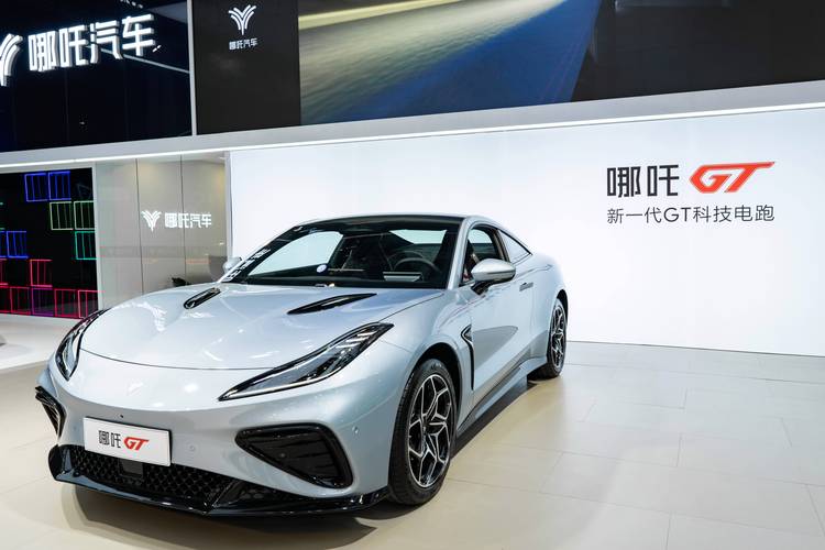 广州322哪吒汽车在智能汽车领域的表现，领途汽车在新能源汽车市场中的影响力